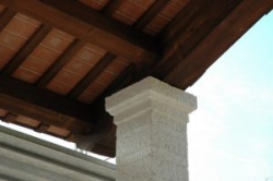 Tetto in legno con tavella antica