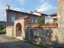 Rifacimento mura antica con arco mezzo sesto