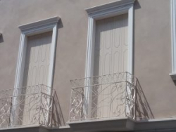 Particolare di portefinestre in stile Liberty