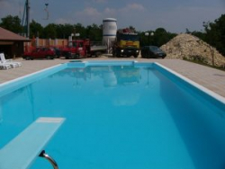 Piscina con vista cantiere