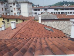 Particolare di copertura in centro storico