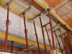 Architrave con appoggio su tubolari in acciato