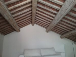 Tetto inclinato recuperato, trattato con sistema ISO e sbiancato.